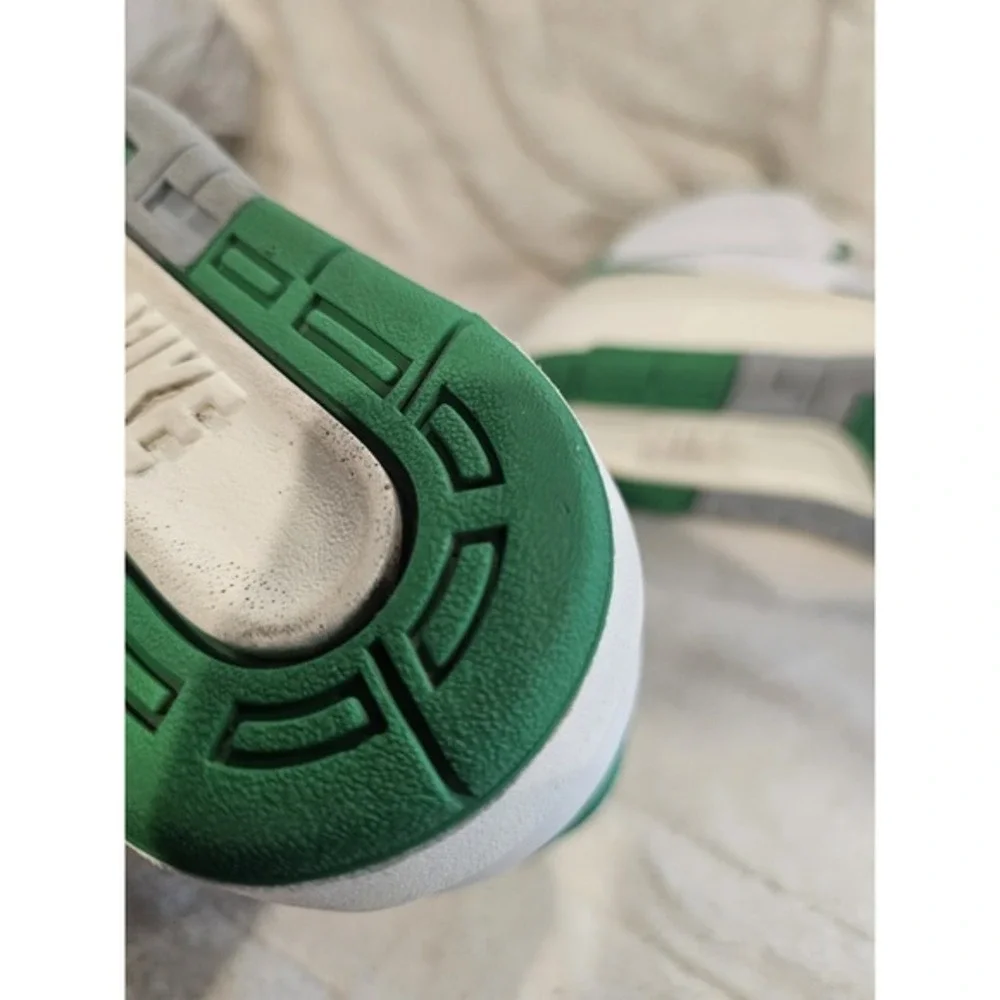 Nike Air Jordan 2 Retro White Lucky Green Size Youth‎ 5.5 K075